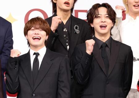 　ポーズをとる、なにわ男子・大橋和也（左）とｔｉｍｅｌｅｓｚ・寺西拓人（撮影・石井剣太郎）