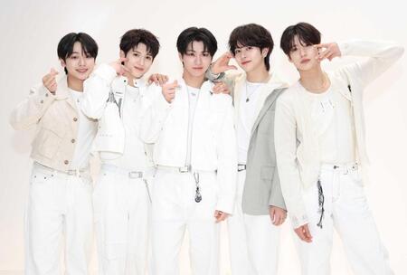 　ポーズをとるVIBYの（左から）KOTARO、IO、RENKI、AKITO、RYOHA（撮影・石井剣太郎）