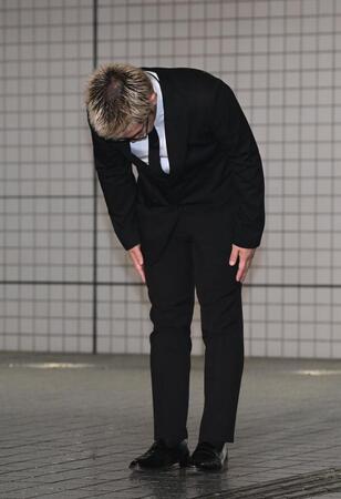 頭を下げる酒井じゅんほ容疑者（撮影・園田高夫）