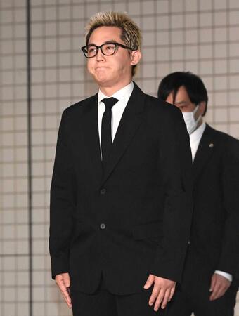 　頭を下げ唇をかみしめる酒井じゅんほ容疑者（撮影・園田高夫）