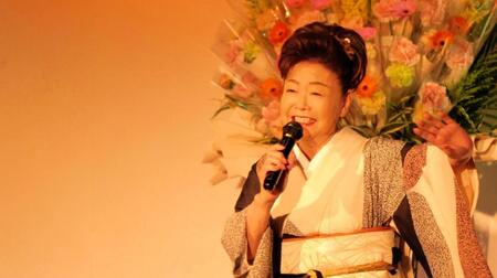 「みつこの日」イベントで歌唱する中村美律子