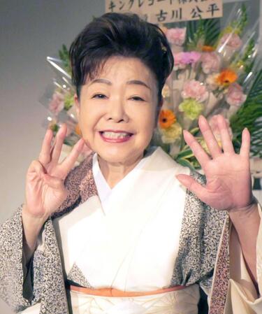 　「みつこ」（３と５）ポーズを決める中村美律子