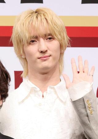 　手を振るＴｒａｖｉｓ　Ｊａｐａｎ・川島如恵留（撮影・石井剣太郎）