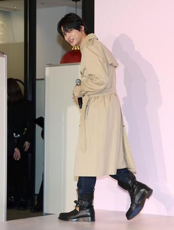 降壇時に報道陣から結婚を祝福され、笑顔を見せる神尾楓珠（撮影・伊藤笙子）