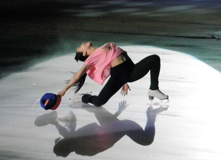 見事な滑りをみせる本田望結＝２０１９年７月