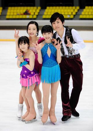 （左から）本田紗来、本田真凜、本田望結、本田太一＝２０１７年４月