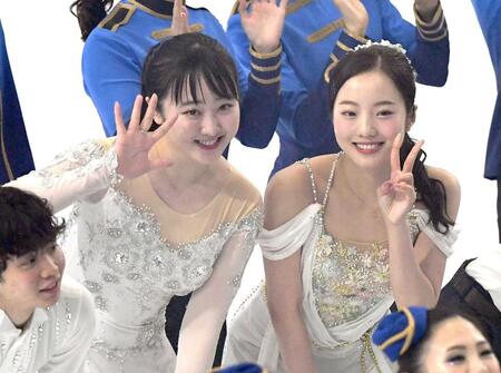 アイスショーのエンディングで記念撮影する本田望結（左）と真凜の姉妹＝２０２２年４月