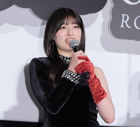 ロングドレスで登壇した吉川愛＝丸の内ピカデリー（撮影・吉澤敬太）