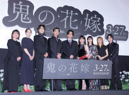 ほほ笑む（左から）池田千尋監督、白本彩奈、兵藤功海、伊藤健太郎、永瀬廉、吉川愛、片岡凜、田辺桃子、谷原七音（撮影・吉澤敬太）