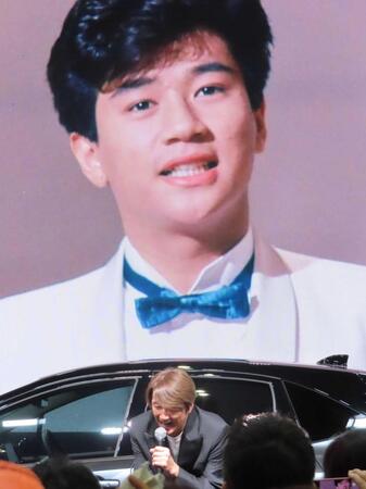 初代「マーチ」ＣＭ出演の映像とともに登場した近藤真彦（２６年１月）