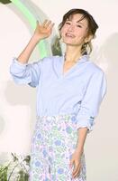 　手を振る松本まりか（撮影・園田高夫）