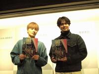 写真集「Footprints」発売記念イベントに登壇した（左から）GENERATIONSの白濱亜嵐と片寄涼太