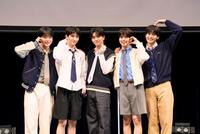 お披露目発表会でハートポーズをするＶＩＢＹの（左から）ＫＯＴＡＲＯ、ＩＯ、ＲＥＮＫＩ、ＡＫＩＴＯ、ＲＹＯＨＡ