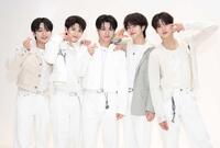 　ポーズをとるVIBYの（左から）KOTARO、IO、RENKI、AKITO、RYOHA（撮影・石井剣太郎）