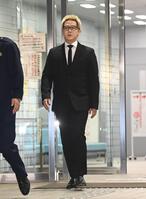 保釈された酒井じゅんほ被告（右）＝撮影・園田高夫