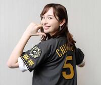 　近本のユニホームを披露するＴＢＳ・宇賀神メグアナウンサー（撮影・石井剣太郎）