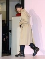 降壇時に報道陣から結婚を祝福され、笑顔を見せる神尾楓珠（撮影・伊藤笙子）