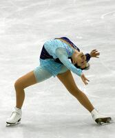 トリノ五輪でイナバウアーを披露する荒川静香＝２００６年２月２３日