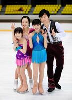 （左から）本田紗来、本田真凜、本田望結、本田太一＝２０１７年４月