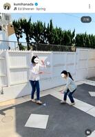 アメリカの西海岸のような千葉の自宅で。小学校入学当時の次女と長女。花田倉実さんのインスタグラム＠ｋｕｍｉｈａｎａｄａより