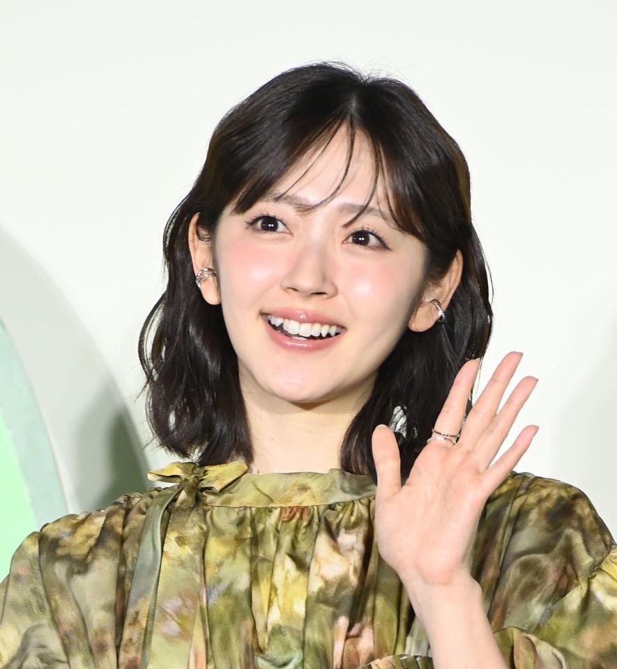 笑顔で手を振る鈴木愛理（撮影・園田高夫）