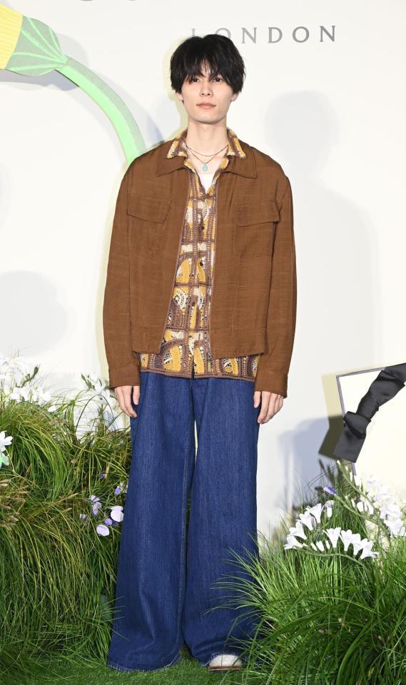 ポーズをとる萩原利久（撮影・園田高夫）