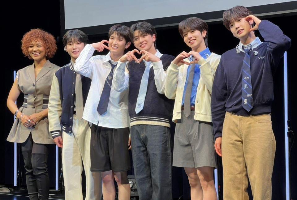 お披露目発表会に出席した（左から）Crystal　Kayと、VIBYのKOTARO、IO、RENKI、AKITO、RYOHA