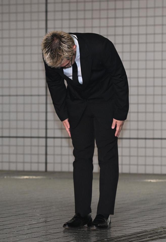 頭を下げる酒井じゅんほ容疑者（撮影・園田高夫）