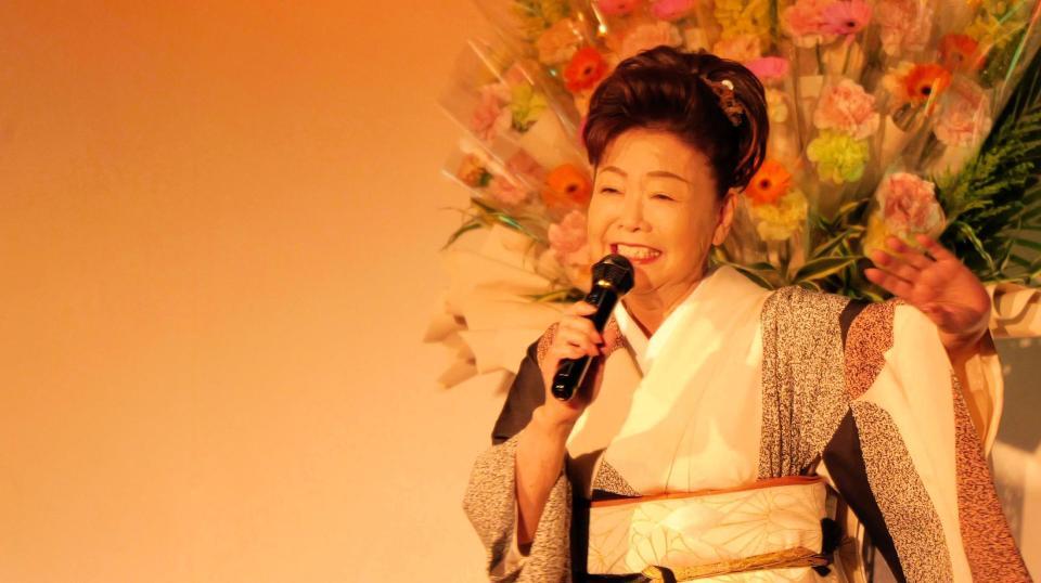 「みつこの日」イベントで歌唱する中村美律子