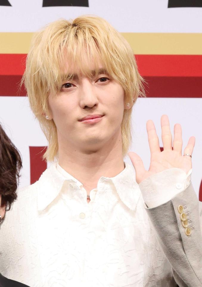 　手を振るＴｒａｖｉｓ　Ｊａｐａｎ・川島如恵留（撮影・石井剣太郎）