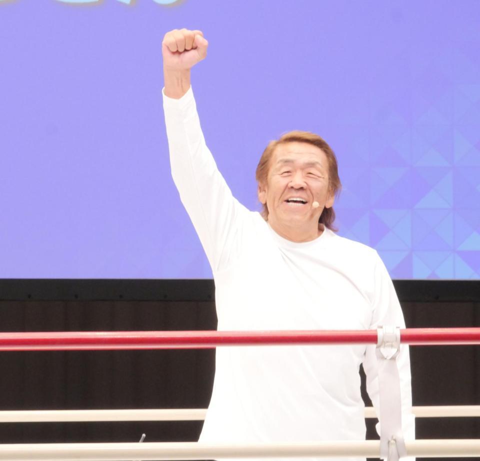 リングコールされ笑顔で拳を突き上げる長州力