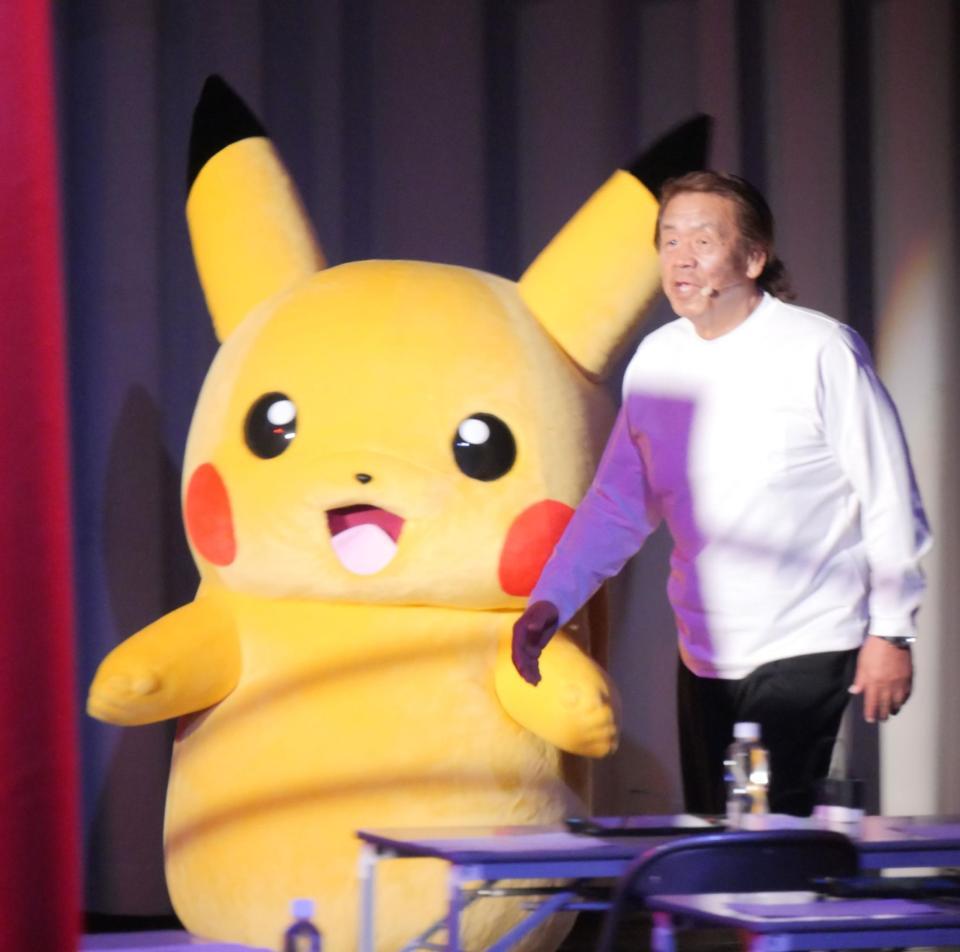 ピカチュウ（左）と入場する長州力
