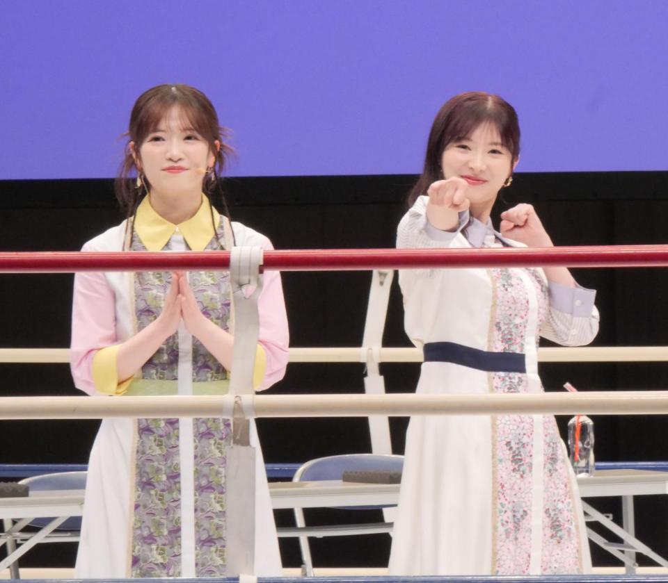 リングインした武藤小麟（左）と拳を前に出してアピールする武藤十夢