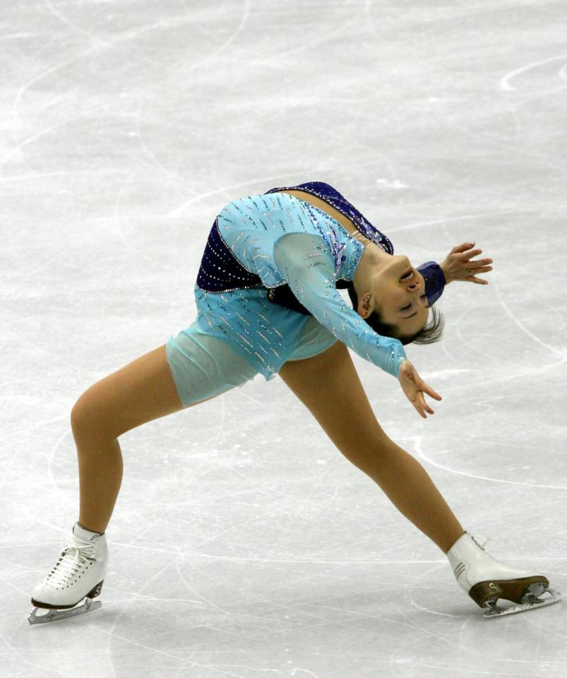 トリノ五輪でイナバウアーを披露する荒川静香＝２００６年２月２３日