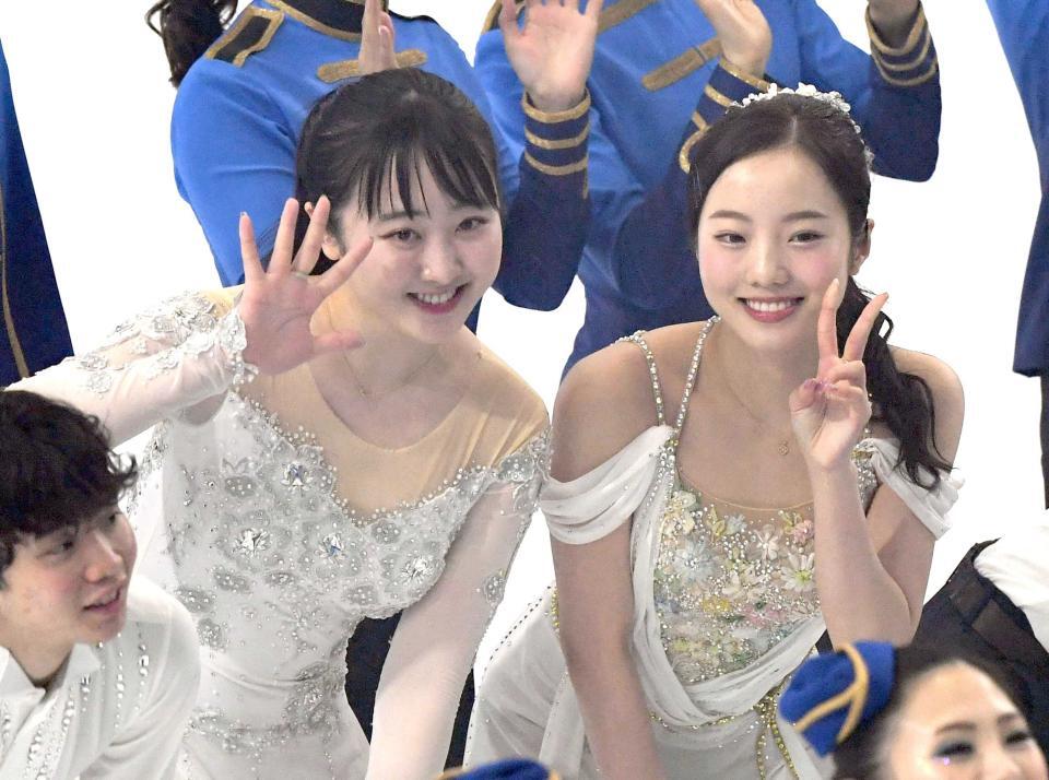アイスショーのエンディングで記念撮影する本田望結（左）と真凜の姉妹＝２０２２年４月