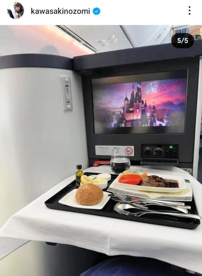 川崎希も家族でＡＮＡのビジネスクラスに。川崎のインスタグラム＠ｋａｗａｓａｋｉｎｏｚｏｍｉ（２４年８月）より