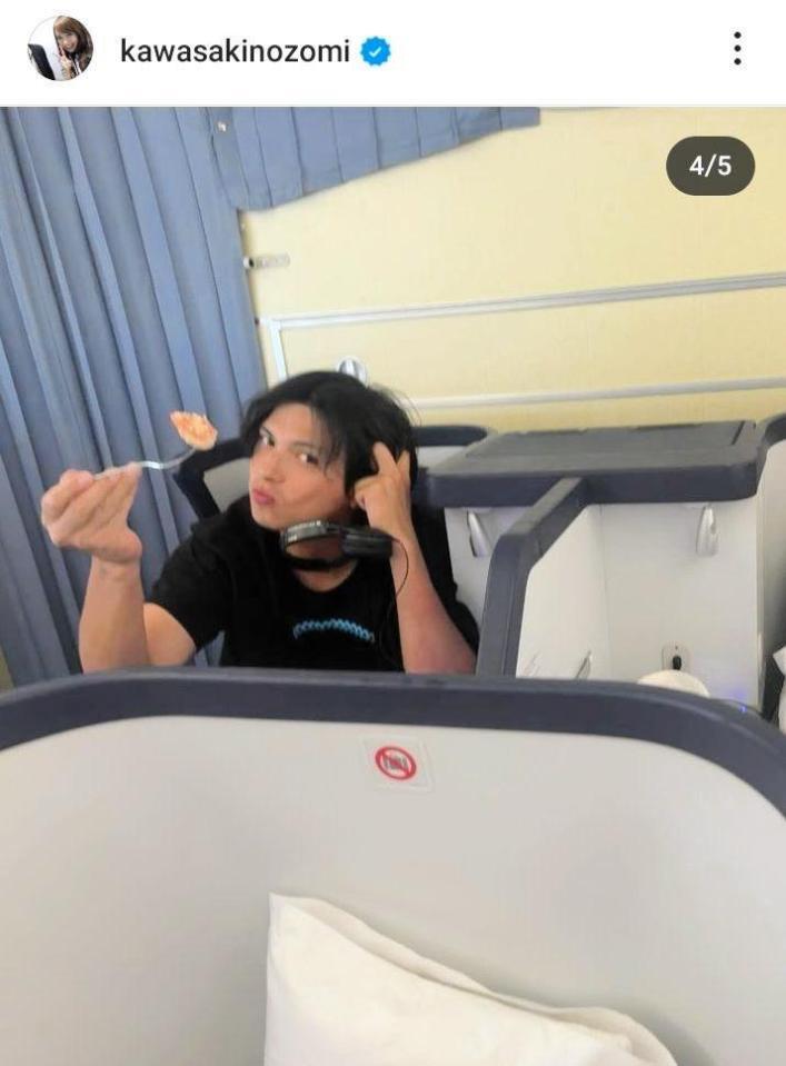 川崎希＆アレクも家族でＡＮＡのビジネスクラスに。川崎のインスタグラム＠ｋａｗａｓａｋｉｎｏｚｏｍｉ（２４年８月）より