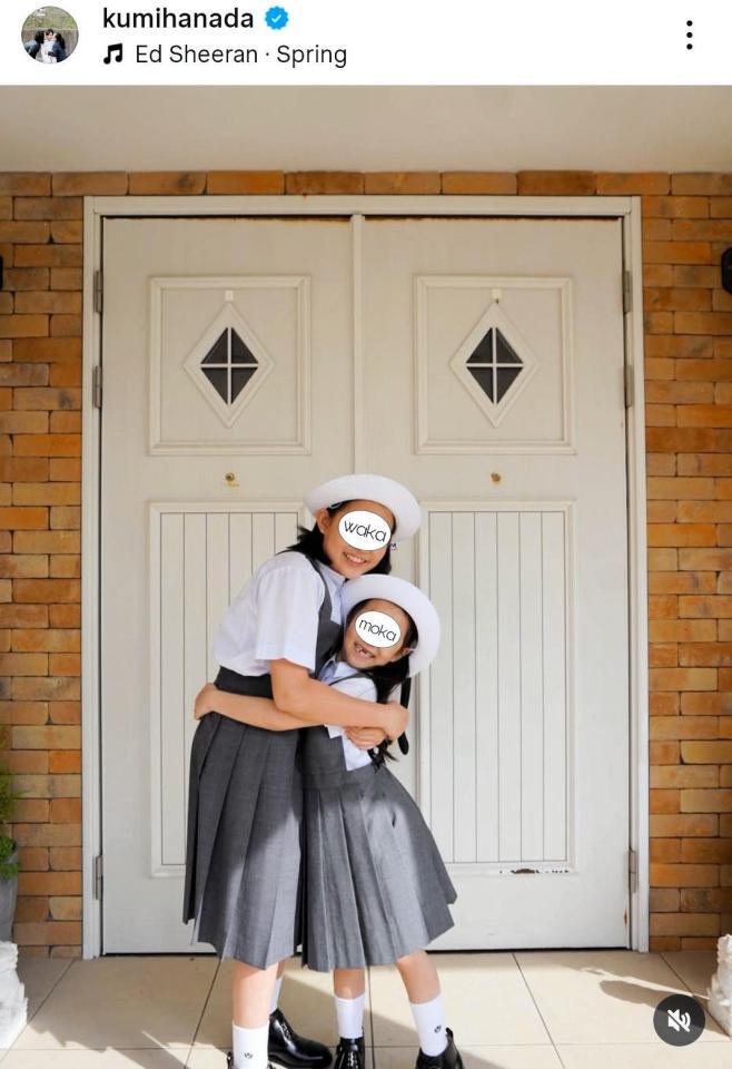 千葉の自宅で、小学校入学当時の次女と長女。花田倉実さんのインスタグラム＠ｋｕｍｉｈａｎａｄａより