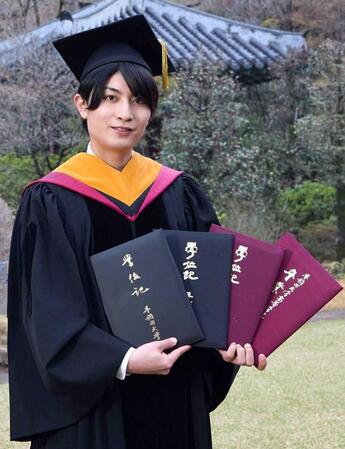 高校からの卒業証書、学位記を手に感慨深げな本高克樹