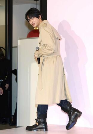 報道陣に結婚を祝福されて笑顔で降壇する神尾楓珠（撮影・伊藤笙子）　