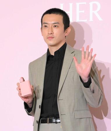 丸刈り頭で登場した杉野遥亮（撮影・伊藤笙子）