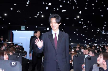 花吹雪が舞うなか登場する永瀬廉（撮影・吉澤敬太）