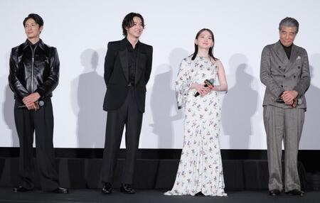 登壇した（左から）玉木宏、山﨑賢人、山田杏奈、舘ひろし＝ＴＯＨＯシネマズ日比谷（撮影・吉澤敬太）