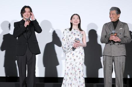 舘ひろし（右）から褒められ恐縮する山﨑賢人（左）と、笑う山田杏奈（撮影・吉澤敬太）