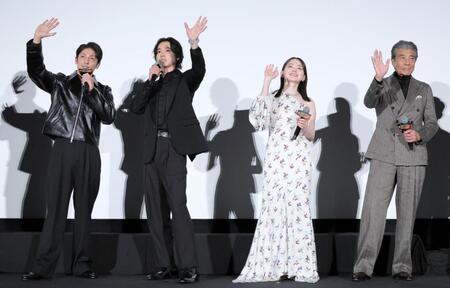 手を振る（左から）玉木宏、山﨑賢人、山田杏奈、舘ひろし（撮影・吉澤敬太）