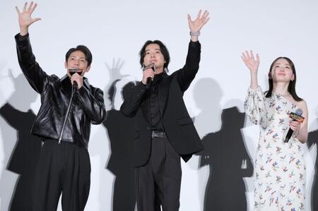 手を振る（左から）玉木宏、山﨑賢人、山田杏奈（撮影・吉澤敬太）