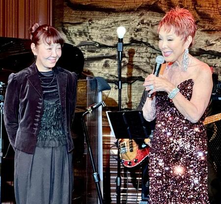 突如ステージに芳本美代子（左）を上げたピーターこと池畑慎之介＝２５日