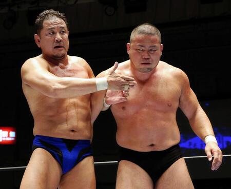 中西（右）を称える永田（１６年撮影）