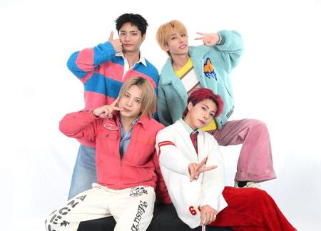 デイリースポーツ東京本社に訪れたＯＷＶの（左上から時計回りに）中川勝就、浦野秀太、佐野文哉、本田康祐（撮影・堀内翔）