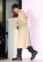 報道陣に結婚を祝福されて笑顔で降壇する神尾楓珠（撮影・伊藤笙子）　